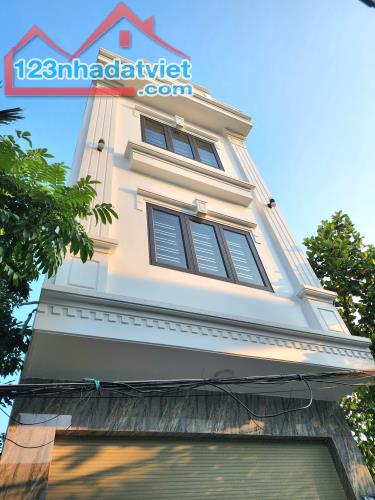 Bán nhà 3 tầng đường Khúc Thừa Dụ, Ô tô vào trong nhà, Xây độc lập chỉ 3.2 tỷ - 6