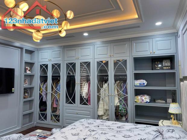 Bán nhà Đội Cấn – 200m2 – Mặt tiền 6m – Ô tô vào nhà – 9 Tầng – 40 căn hộ - 45 tỷ .