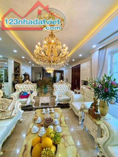 BÁN BIỆT THỰ SIÊU VIP KHU ANH ĐÀO VINHOME RIVERSIDE,400M MẶT TIỀN 9M,THANG MÁY NHẬP KHẨU.