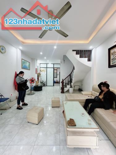 Bán nhà gần Nguyễn Văn Cừ 64m2, 5 tầng, ô tô vào nhà, ngộp bank cần bán gấp