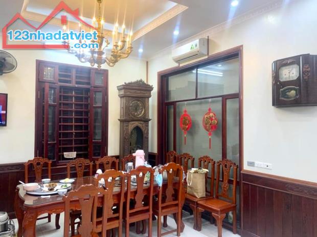 Bán biệt thự sân vườn Văn Quán. 190m2, 4 tầng. View vườn hoa, full nội thất