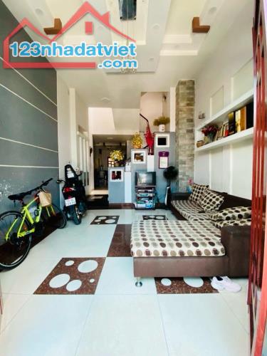 Nhà HXH Ba Tháng Hai, 64m2, 6 phòng ngủ, nở hậu tài lộc, ngay Học viện HCQG