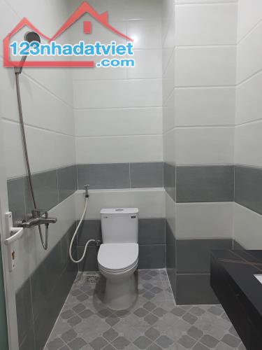 Cho thuê nhà nguyên căn 1 trệt 5 lầu mặt tiền đường Đồng Khởi, 98m2, giá 30tr - 5