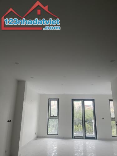 Cho thuê nhà mới tinh đẳng cấp 5* tại phố Tố Hữu-Lê Văn Lương 5,5 tầng tại khu sầm uất,...