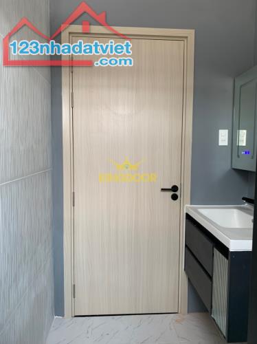 Cửa nhà vệ sinh tại Long An - Chịu nước tốt - 2
