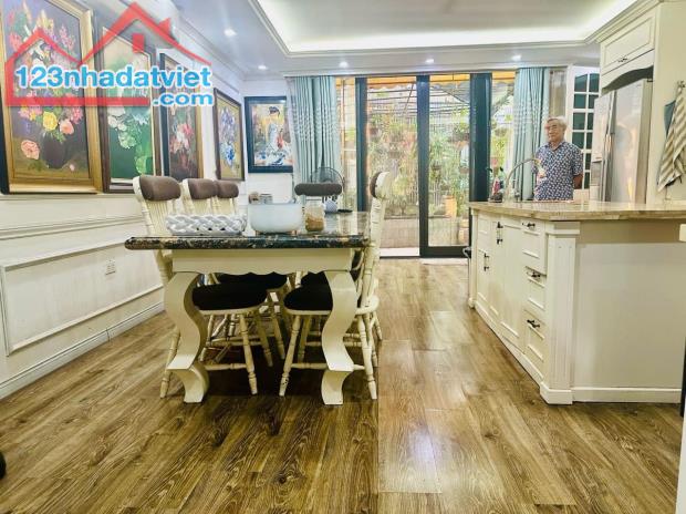 Biệt thự cổ phố Hoa Bằng, Cầu Giấy 135m MT8m 24 tỷ Vài Ô TÔ đỗ trước cửa Sổ Vuông Giá ĐẦU - 3