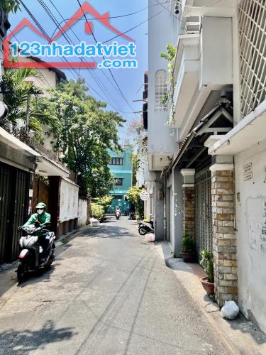 KHU VIP BÀU CÁT, BA VÂN HẺM XE TẢI THÔNG TRƯƠNG CÔNG ĐỊNH CHỈ 8.6 TỶ
