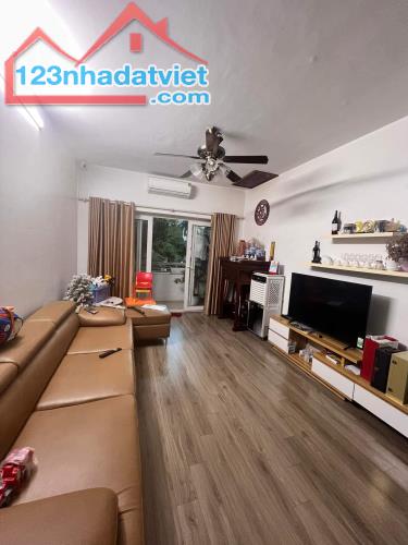 Bán căn hộ chung cư 82m2 tại CT18 Việt Hưng, giá 2700tr bao phí. LH: 0389544873 - 5