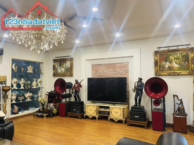 Lô góc – Ba Mặt Tiền – Hoàng Quốc Việt – 70m2 – Ô tô – Vỉa hè – 16,5 tỷ .