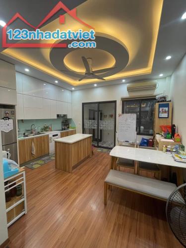 BÁN GẤP NHÀ NGUYỄN VĂN CỪ, 62M x 6T THANG MÁY, GARA 2 ÔTÔ, GẦN PHỐ, ÔTÔ TRÁNH. NHỈNH 11 TỶ - 1