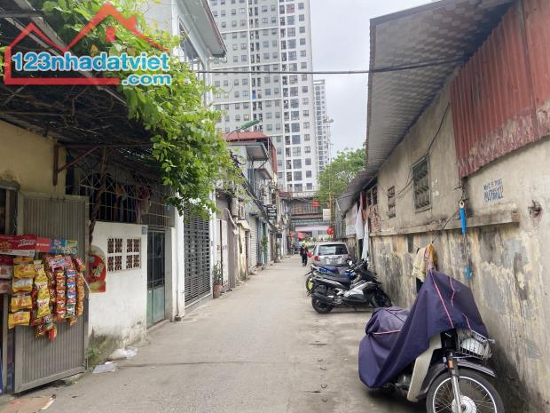 Bán nhà riêng phố Tân Xuân, BTL, dt 35m2, ô tô đậu cữa ngày đêm, nhà dân xây, giá 1,9 Tỷ