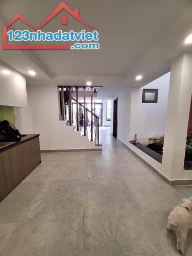 Gấp bán nhà ngang 8m, dt 220m2, giá 33 tỷ, ngay Mặt tiền Hoàng Văn Thụ, Phú Nhuận.