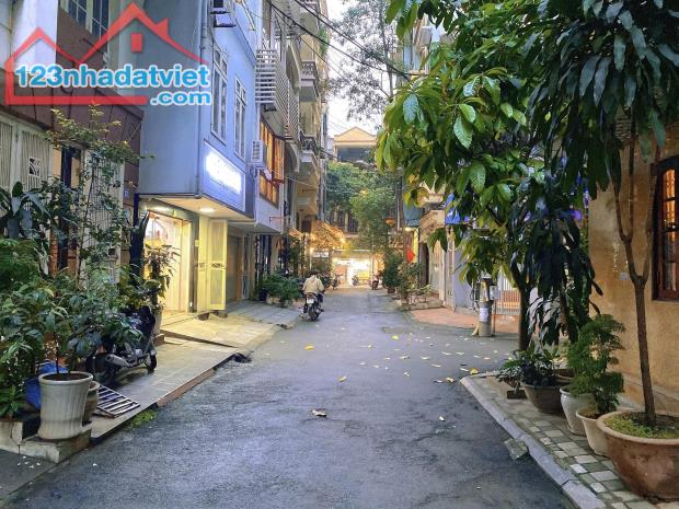 Bán nhà ngõ 8 Trần Quang Diệu, Đống Đa, gara ô tô, sát quận ủy, giá 17.5 tỷ