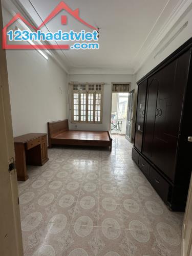 Cho thuê nhà Ngõ Quỳnh-Bạch Mai, 33m2 x 5T mới, sát mặt phố, kinh doanh tốt. Giá 14,5tr/th - 4