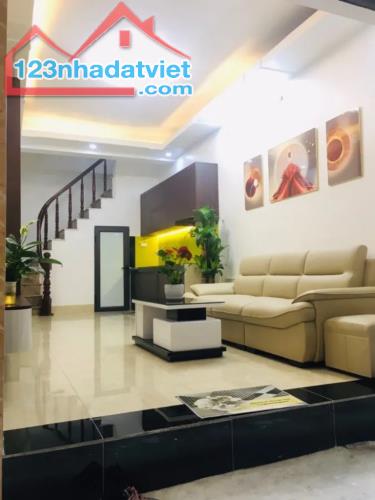 Mới, Phố Bùi Xương Trạch, Nhà ĐẸP gần ô tô, ở luôn 30m, 5 tỷ hơn.