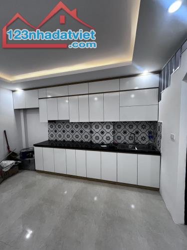 Bán nhà 5 Tầng, 35 m2. Gần ubnd Đại Mỗ, 2 Phút ra Lê Quang Đạo. oto đỗ , giá 4.15 tỷ - 4