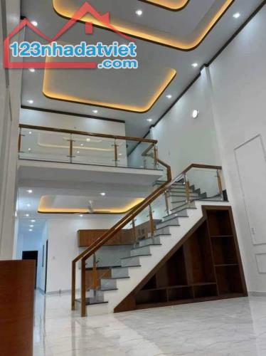 Nhà đẹp như tranh vẽ 150m2 (5x30m) đối diện chợ, sát KCN, sổ riêng full thổ cư - 1