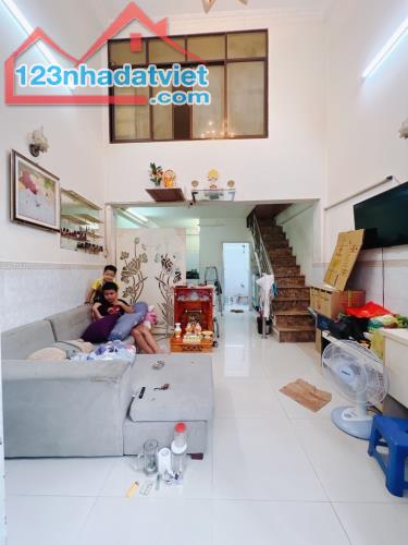 Bán Nhà 32m2 Nguyễn Tất Thành - Q4, 1 trệt 2 lầu giá 4 tỷ. - 1