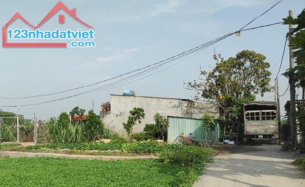 Vị trí 2 mặt tiền ô tô thông, 10x12,5m tiện xây nhà vườn. 750tr