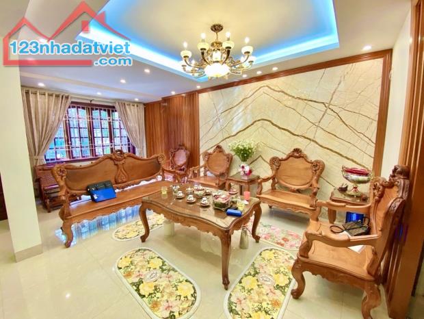 Tôi bán nhà mặt phố Chu Huy Mân gần Vinhomes RiverSide, kd đỉnh, MT rộng 95m2 chỉ 23.4 tỷ.