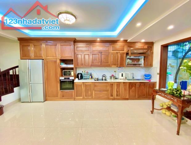 Tôi bán nhà mặt phố Chu Huy Mân gần Vinhomes RiverSide, kd đỉnh, MT rộng 95m2 chỉ 23.4 tỷ. - 1