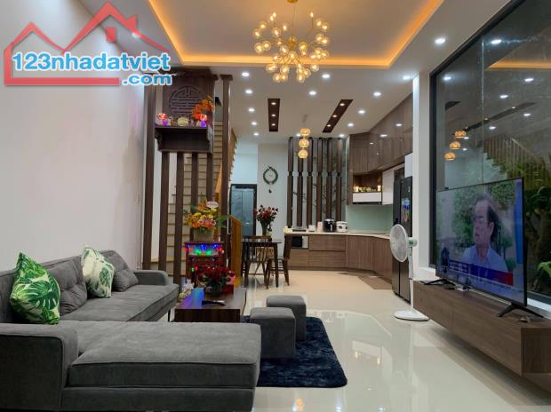 Bán nhà đẹp 36m2 5tầng mặt tiền 3.5m 6.25tỷ số 7C ngõ 101/18 phố Trích Sài Tây Hồ