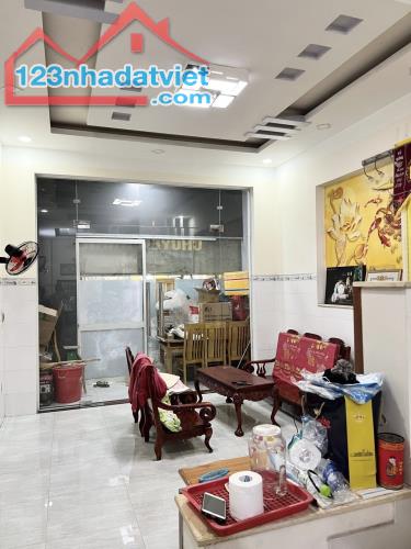 Nhà 2 lầu mặt tiền Nguyễn Thị Minh Khai 82m , kinh doanh sầm uất . Tp Dĩ An , Bình Dương - 1
