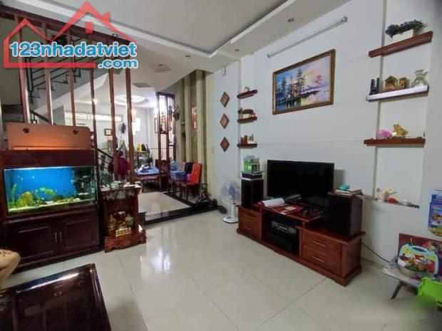 Bán căn nhà Mặt tiền gần Lãnh Bình Thăng, Quận 11, Giá còn thương lượng.