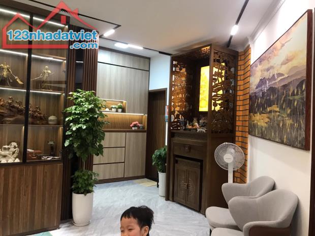 cần bán nhà mặt ngõ tô hiệu cách 1 nhà ra phố  32m gíá 6,1tỷ ô tô tránh kinh doanh.