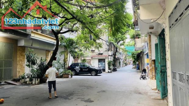 Bán Nhà Riêng Ngõ 69A Hoàng Văn Thái 42m2 x 4 Tầng, Nhà Đẹp, Ô Tô Cạnh Nhà Giá Chỉ 7,x Tỷ