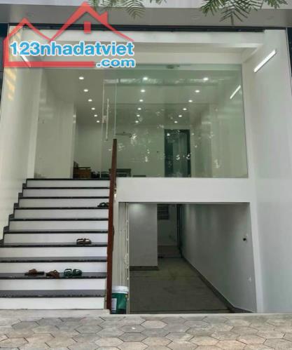 Bán căn nhà 5 tầng có thang máy mặt đường Lạc Long Quân, TP HD, 81m2, mt 4.5m, 8 phòng