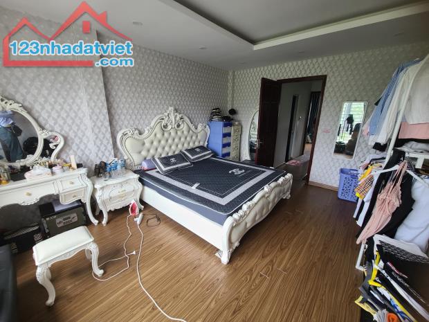 Cần bán nhà mặt phố Cầu Giấy 42m2, 5T, lô góc, vỉa hè đá bóng kinh doanh đỉnh, giá đầu tư