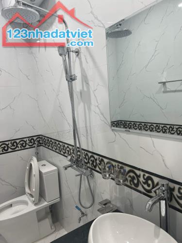 Nhà mới, chủ nhà cho thuê cả nhà, VP, KD - 124m2_ 4.5T;  34 Tr. Khu Linh Đàmt