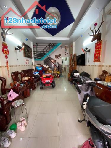 Bán nhà 76m2, đường TÔ KÝ, Quận 12, 1 trệt, 1 lầu, 3 PN, giá 2.85 tỷ còn thương lượng.