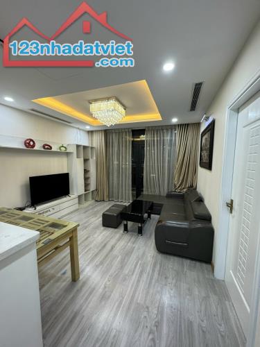 Bán gấp căn hộ Vinhomes Royal City 3 ngủ, ban công Đông Nam mát mẻ, sẵn ở ngay chỉ 7.4 tỷ