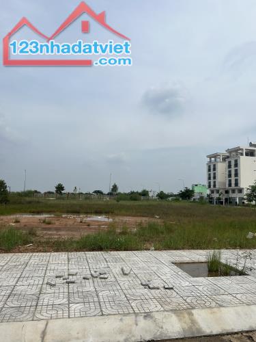 Thiếu vốn rất muốn bán lô đất ở đường Võ Trần Chí , Tân Nhựt , Bình Chánh 140m2 Chỉ 2,125