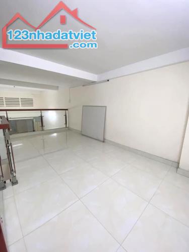 NHÀ QUẬN 10 NGAY NGÃ BẢY LÝ THÁI TỔ & ĐH VĂN HIẾN, 2 CĂN RA MẶT TIỀN, HẺM THÔNG KD, 5 TỶ x - 1