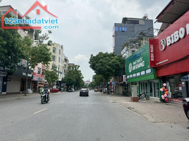 Cần bán gấp căn nhà 3 tầng, DT 81m2 tại mặt phố Ngô Xuân Quảng, kinh doanh cực tốt