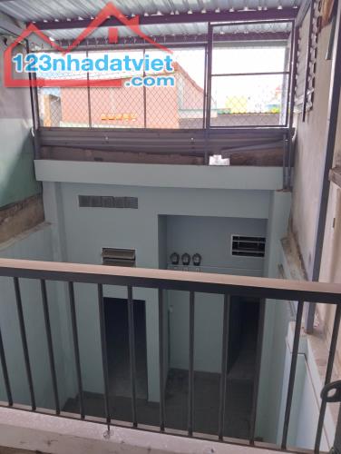 Bán nhà sổ hồng riêng tại phường Đông Hưng Thuận, Quận 12 đúc một trệt, một lầu - 1