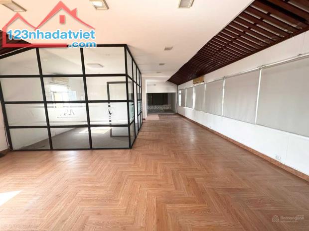 Cho thuê sàn văn phòng mặt phố Lò Đúc, 2 mặt thoáng. Giá 23 triệu/th. 150m2/sàn. Có hầm - 4