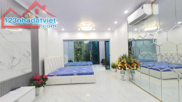 Bán căn hộ đường Hồng Hà, Hoàn Kiếm, lô góc 90m2, 3 ngủ full nội thất view phố - 2