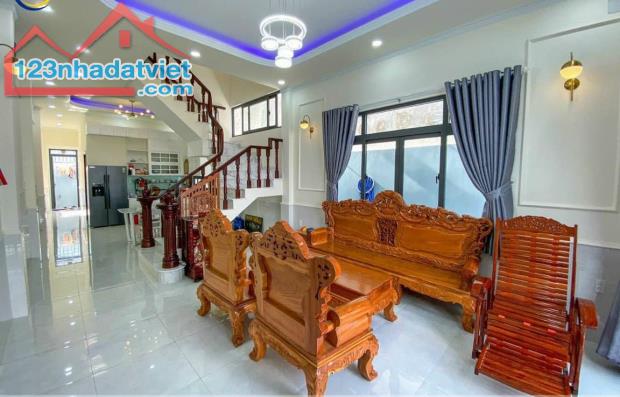 Nhà 1 trệt 1 lầu đẹp lung linh 3 phòng ngủ đường và sân oto giá rẻ Bình Nhâm Thuận An - 2