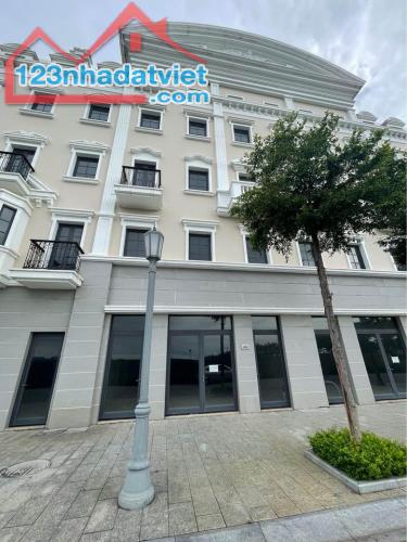 Shophouse Châu Âu 5,5 tầng view Biển cạnh trục thông 36m ra Bãi tắm Bãi Cháy, Hạ Long