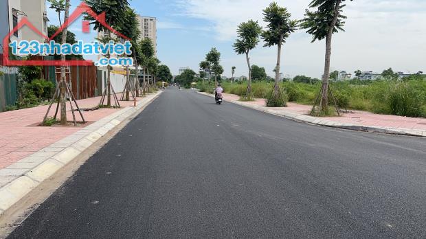 DUY NHẤT MẢNH ĐẤT VÀNG NGỌC THỤY 110M, MT5M, 2 MẶT TIỀN Ô TÔ TRÁNH, VÔ VÀN TIỆN ÍCH.