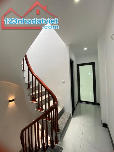 Chỉ hơn 2 tỷ có ngay nhà Biên Giang gần 40m2, 4 tầng, cách đường chính 30m, Lh 0966929600 - 3