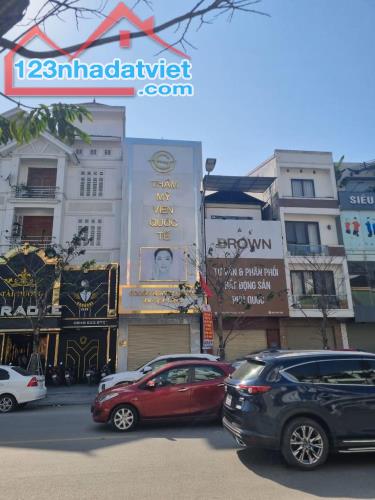 Bán nhà 4 tầng mặt phố đi bộ Nguyễn Văn Cừ khu vực kinh doanh VIP TP Vinh, Nghệ An