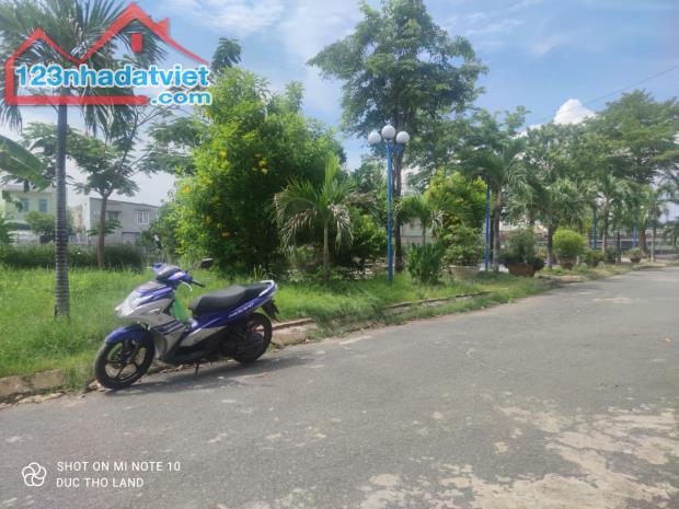 Đất thổ cư, đất ở 1 lô duy nhất bán 220m2 góc 2 mặt tiền View sông Khu Biệt thự Ngã Tư Ga - 1