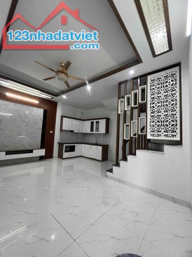 Bán nhà Gia Quất, 42m2, 3 tầng, 3 tỷ, nhà đẹp ở ngay