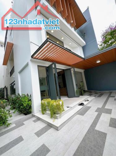 BIỆT THỰ SÂN VƯỜN SAT PHÚ MỸ HƯNG, ĐƯỜNG C1, PHƯỚC KIỂN, NHÀ BÈ, 3 TẦNG, 250M2, 26.9 TỶ.