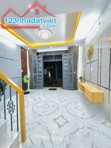 Hot, bán nhà 4.5x22m 3 lầu hẻm 8m Đồng Đen P.11 Tân Bình